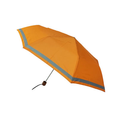 사려깊은 배관과 수동 오픈 접힌 나무 손잡이 우산