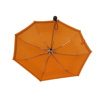 사려깊은 배관과 수동 오픈 접힌 나무 손잡이 우산