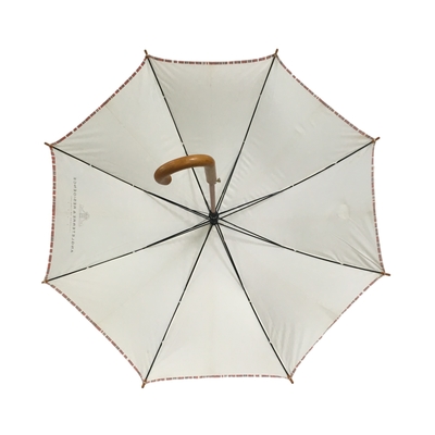 자동차는 나무로 된 샤프트 프로모션 견주 우산을 폅니다