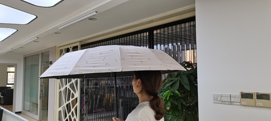 UPF 50 오토 오픈 / 클로즈 폰지 UV 해변 우산 23 인치 12 리브 강성 바람 방지