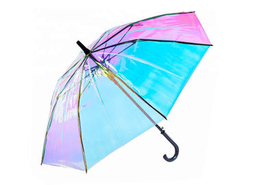 다채로운 무지개 빛깔 홀로그램 비 바람부는 날 동안 투명한 비 우산